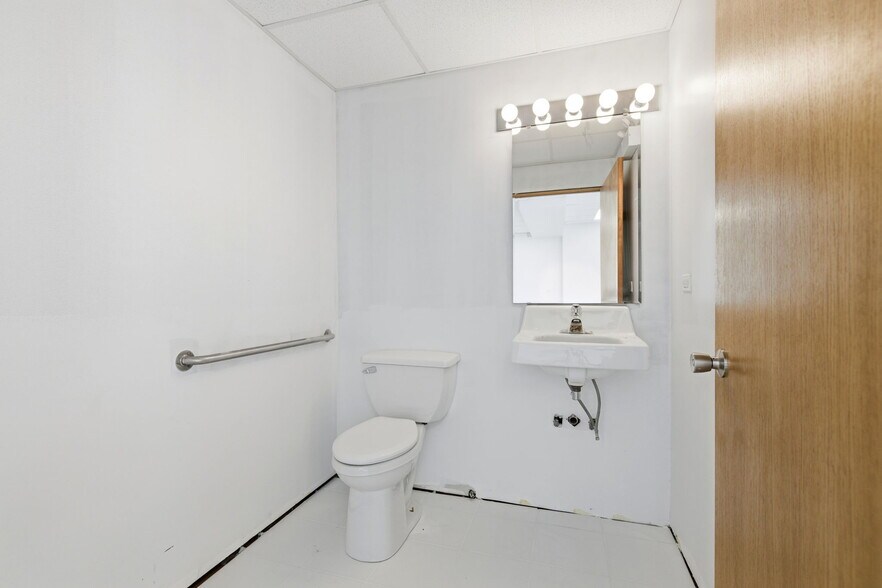 More Photos Of 6301 N Northwest Hwy, Chicago Storefront Retail Residential For Lease