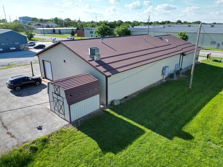 More Photos Of 816 W Fairview Ave, Carthage Showroom For Lease