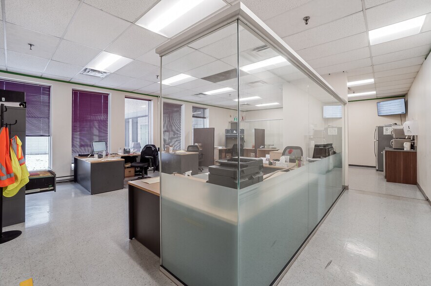 More Photos Of 650 Av Lee, Baie-d'Urfé Warehouse For Lease