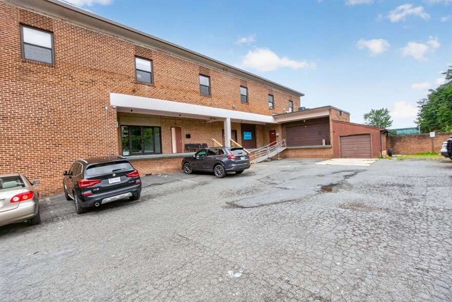 More Photos Of 8300 Merrifield Ave, Fairfax Light Distribution For Lease