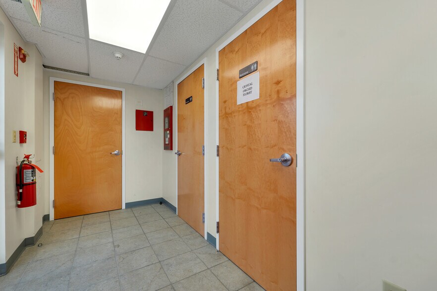 More Photos Of 45 Londonderry Tpke, Hooksett Office For Lease