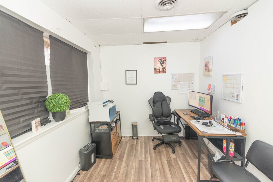 More Photos Of 5900 York Rd, Baltimore Storefront Retail Office For Sale