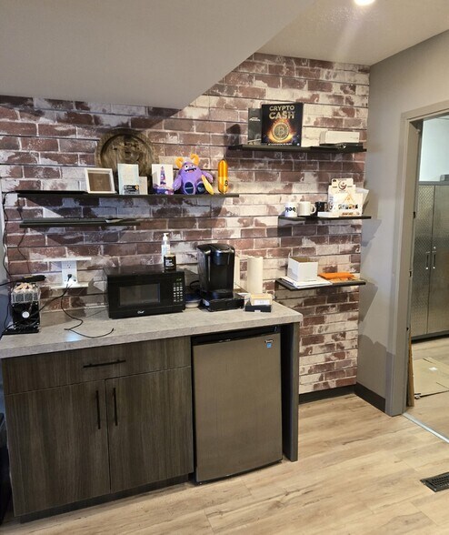 More Photos Of 424 Victoria Av E, Regina Storefront Retail Residential For Sale