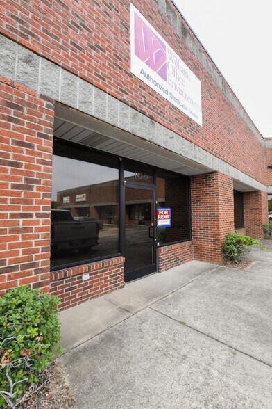 More Photos Of 409 Chicago Dr, Fayetteville Flex For Lease