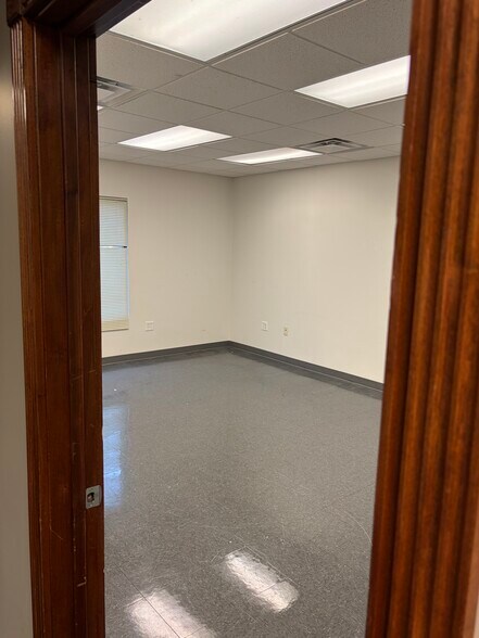 More Photos Of 533 High Suite 1 st, Bowling Green Office For Lease