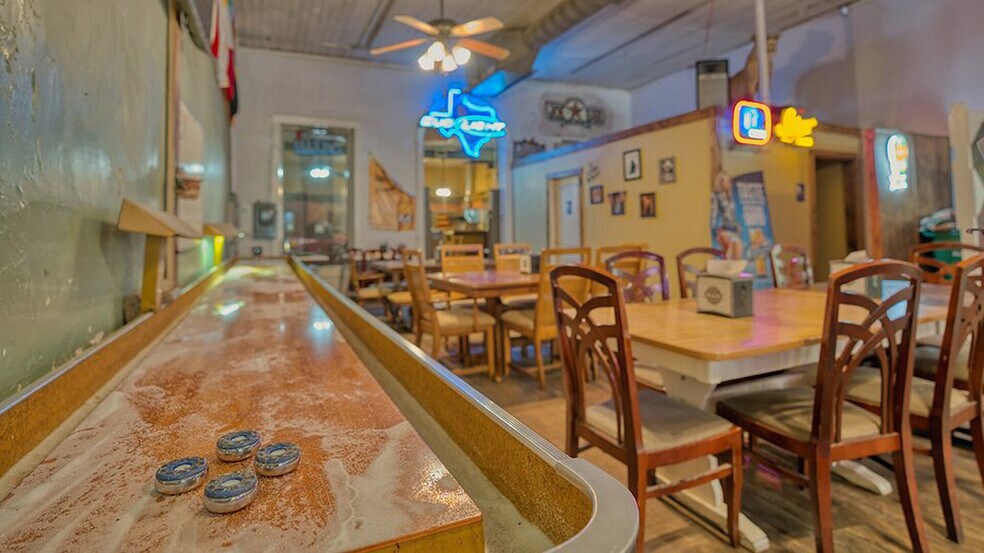 More Photos Of 107 W Main St, Llano Bar For Sale