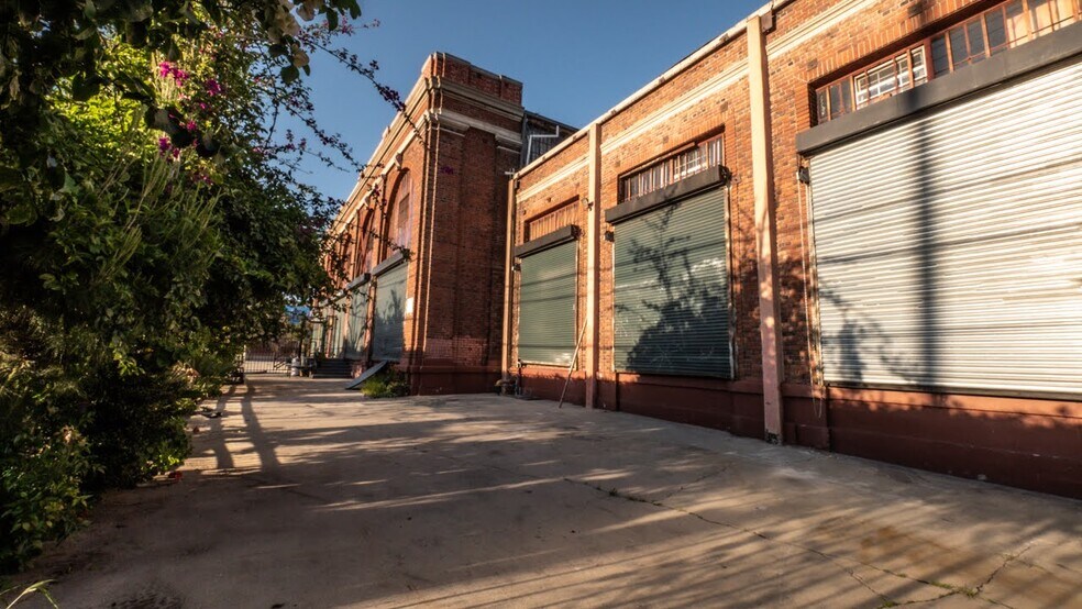 More Photos Of 6000 Avalon Blvd, Los Angeles Warehouse For Lease