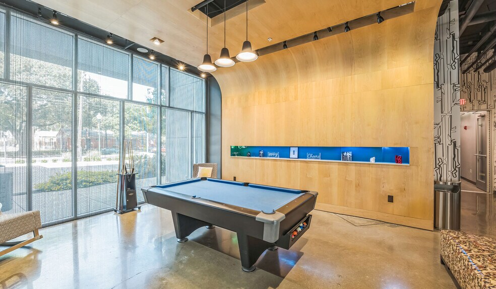 More Photos Of 900 S 11th St, Waco Hotel For Sale