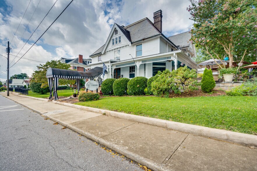 More Photos Of 412 6th St, Bristol Restaurant For Sale