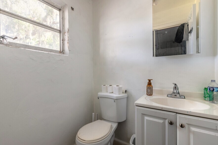 More Photos Of 1841 S Ridgewood Ave, Daytona Beach Freestanding For Sale