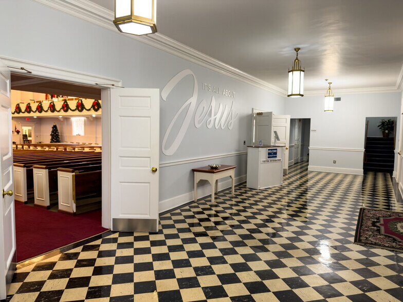 More Photos Of 634 Main St, Forest Park Flex For Sale