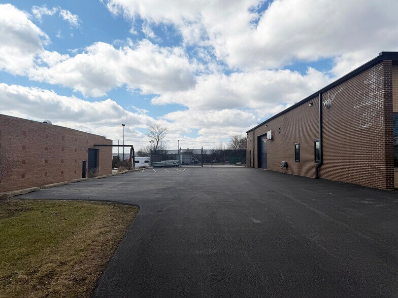 More Photos Of 315 Industrial Dr, St Charles Warehouse For Lease