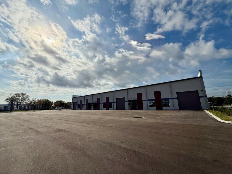 More Photos Of 1530 Kendrick Ln, Lakeland Warehouse For Lease