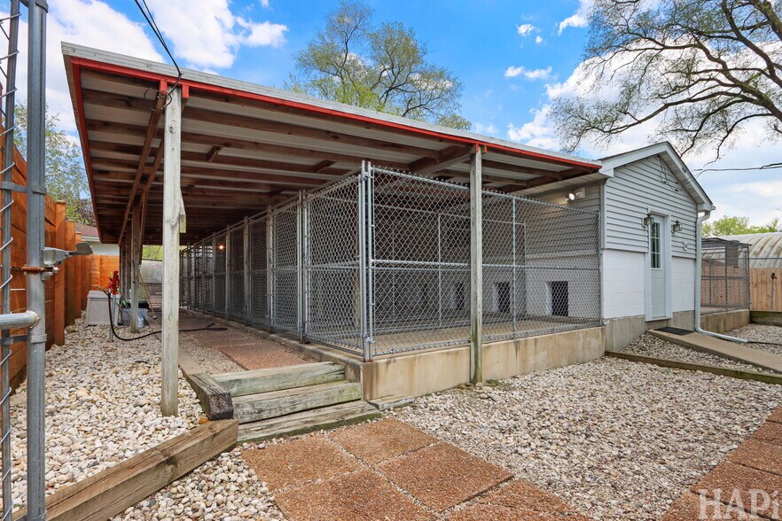 More Photos Of 4403 S Roberts Rd, Island Lake Veterinarian Kennel For Sale