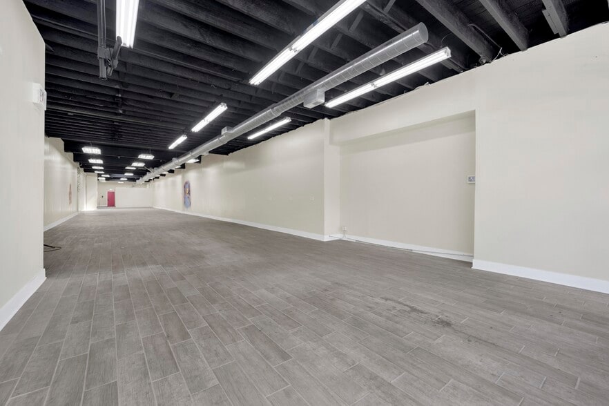 More Photos Of 7055 N Clark St, Chicago Storefront Retail Residential For Lease