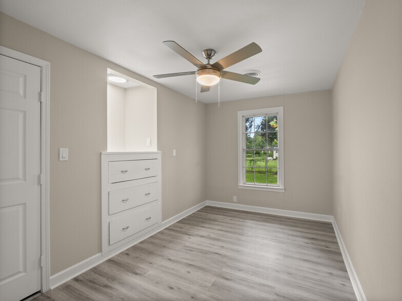 More Photos Of 101 W Center St, DeQuincy Office For Lease