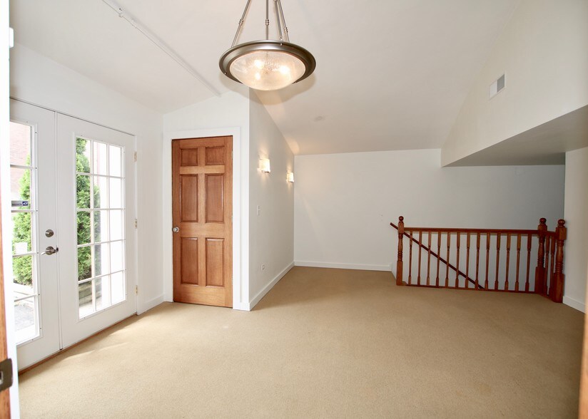 More Photos Of 114-118 E Calhoun St, Woodstock Freestanding For Lease