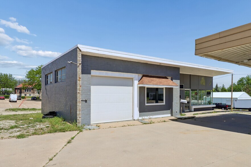 More Photos Of 801 Court Ave, Chariton Service Station For Sale