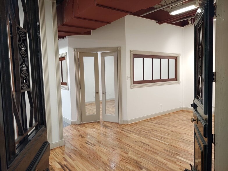 More Photos Of 1920 N Memorial Way, Houston Loft Creative Space For Lease