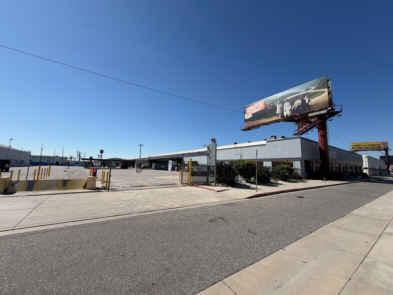 More Photos Of 5500 W Century Blvd, Los Angeles Warehouse For Lease