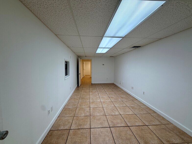 More Photos Of 401-425 NW 10th Ter, Hallandale Beach Light Manufacturing For Lease