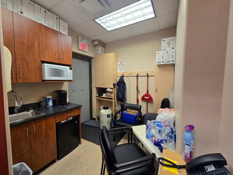 More Photos Of 1903 105 St NW, Edmonton Freestanding For Lease