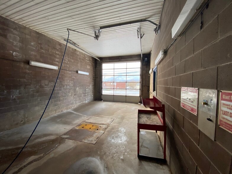 More Photos Of 2825 Hwy 2, Admiral Rock Auto Repair For Sale