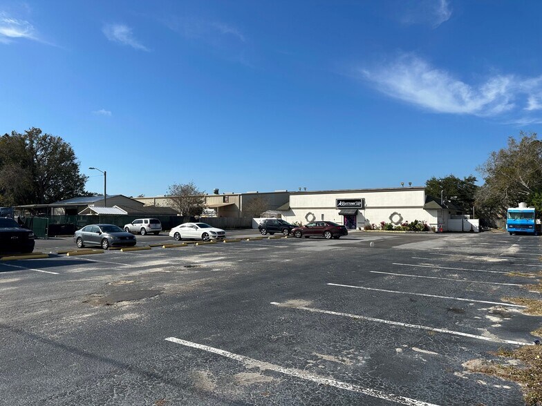 More Photos Of 8804 66th St N, Pinellas Park Bar For Lease