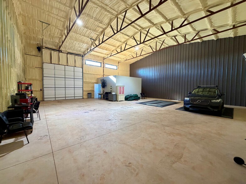 More Photos Of 11401 Black Sand Dr, Edmond Warehouse For Lease