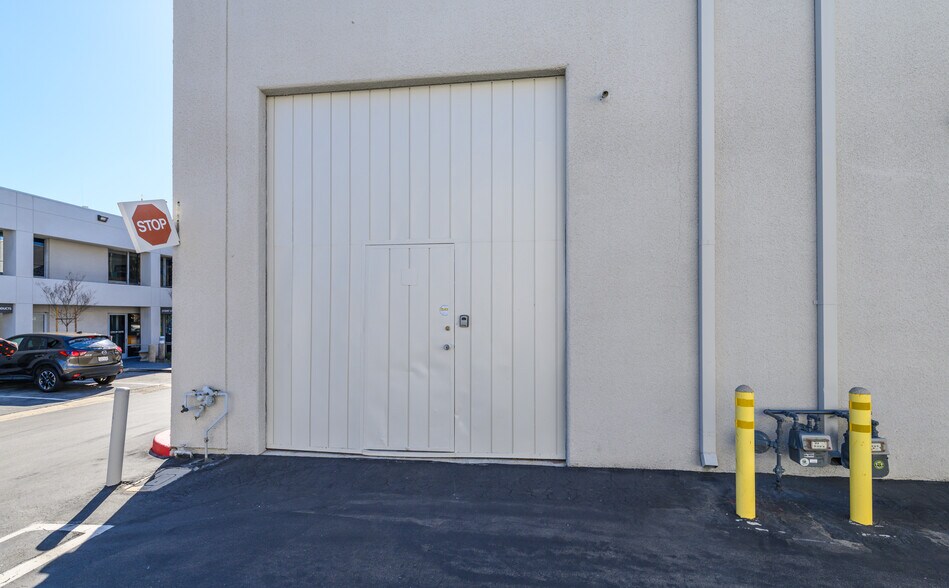 More Photos Of 711 W 17th St, Costa Mesa Light Manufacturing For Lease