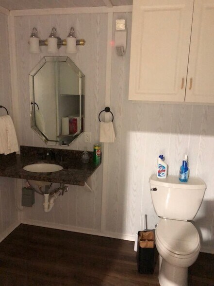 More Photos Of 1009 Old Plantersville, Montgomery Warehouse For Lease