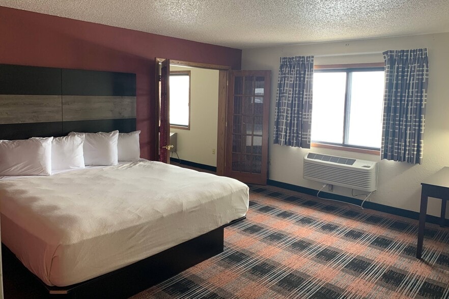 More Photos Of 5 Gateway Dr, Waupun Hotel For Sale