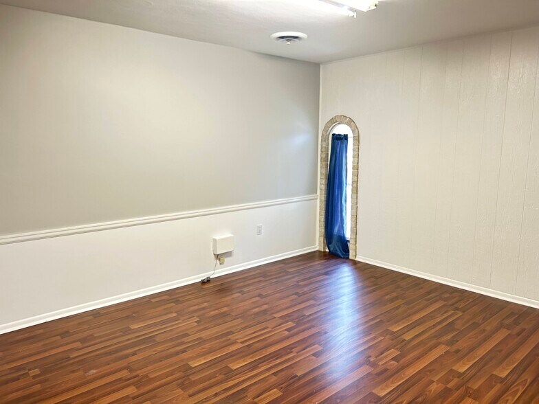 More Photos Of 300 4th St, Elyria Office Residential For Lease