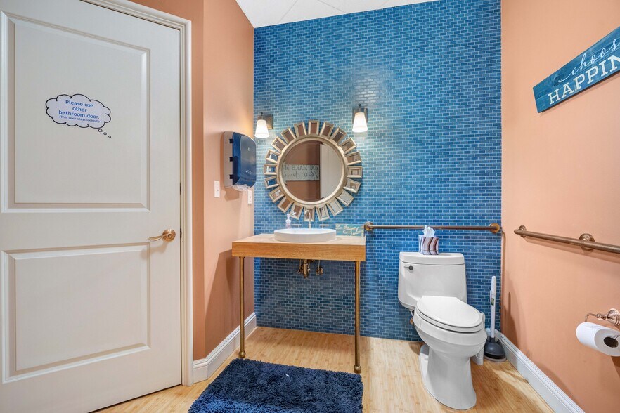 More Photos Of 260 Lookout Pl, Maitland Medical For Sale