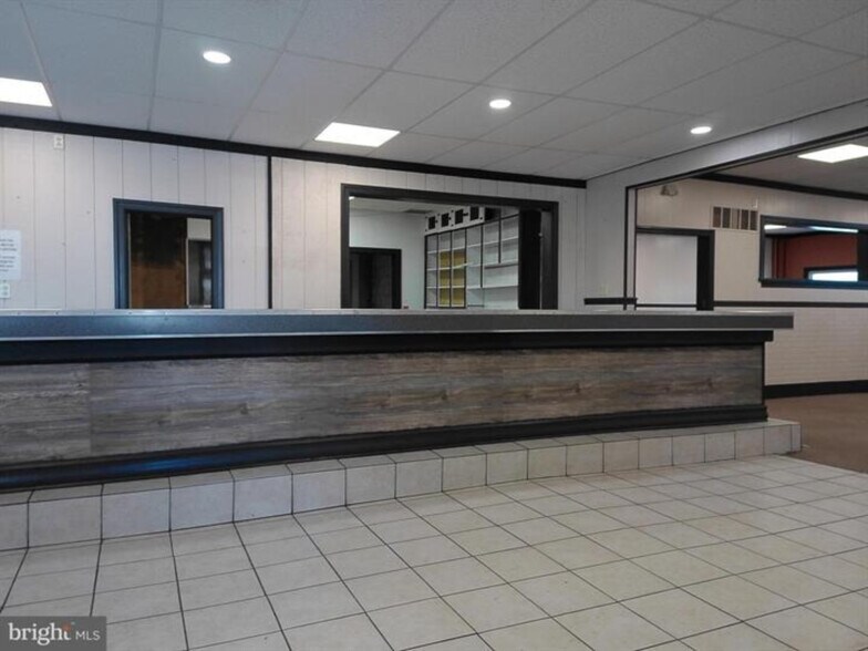 More Photos Of 2 W Market St, Gratz Storefront Retail Residential For Lease