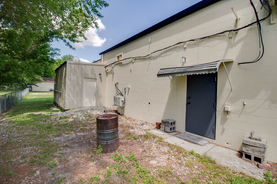 More Photos Of 406 W Carpenter St, Jerseyville Flex For Sale