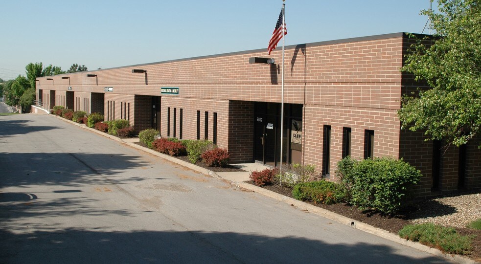 More Photos Of 9800-9822 Pflumm Rd, Lenexa Flex For Lease