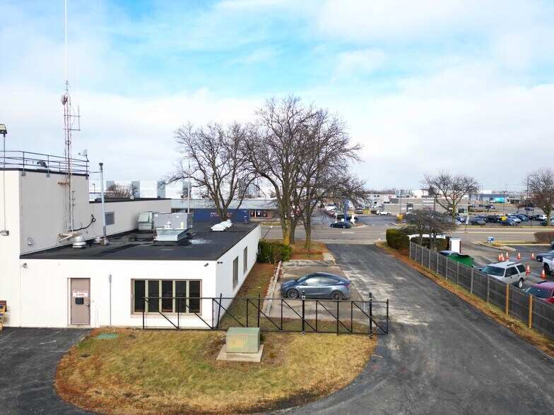 More Photos Of 1655 Greenleaf Ave, Elk Grove Village Service For Lease