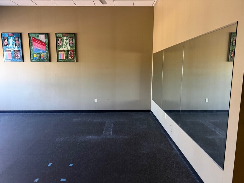 More Photos Of 100 Bridgepoint Way, South Saint Paul Showroom For Sale