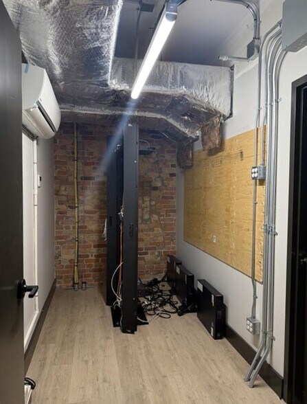 More Photos Of 46-58 Chatham St W, Windsor Office For Lease