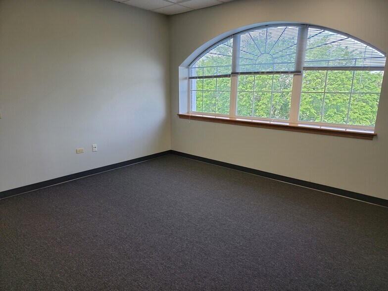 More Photos Of 20646 S Abbey Wood Ct, Frankfort Office For Sale