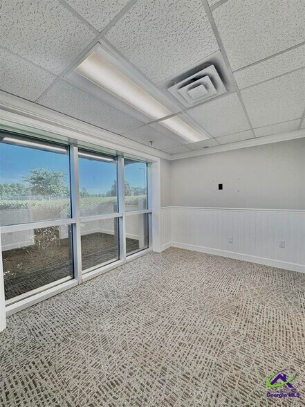 More Photos Of 801 Valley Dr, Perry Distribution For Lease