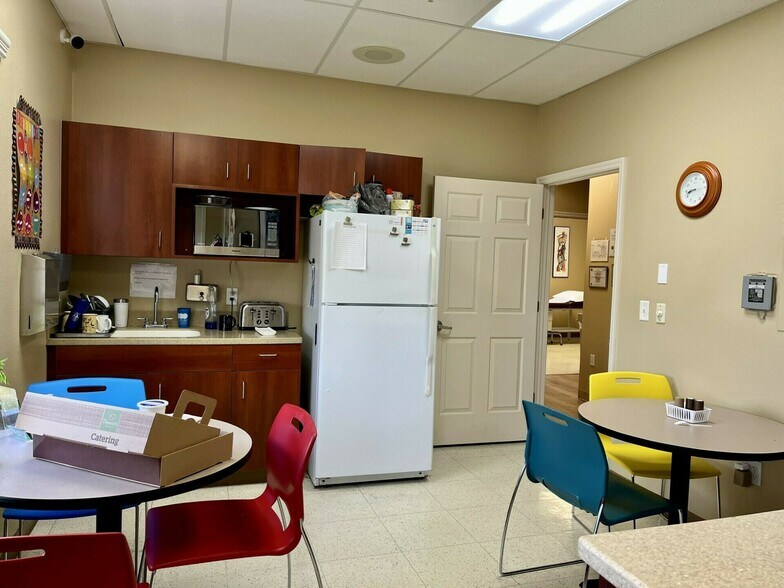 More Photos Of 836 Sunset Lake Blvd, Venice Medical For Sale