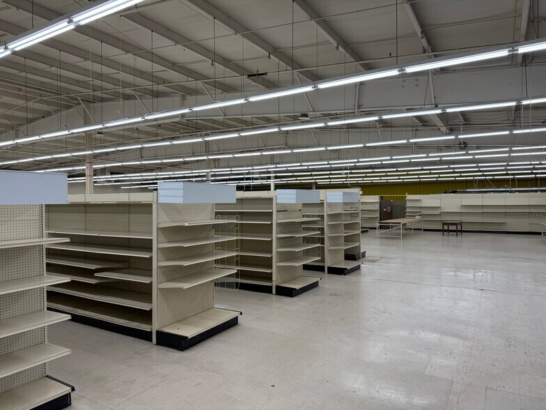 More Photos Of 1407 38th St, Peru Freestanding For Sale