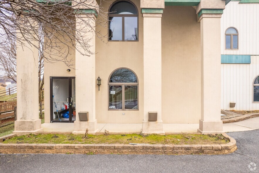 More Photos Of 242 N Whiteoak St, Kutztown Office For Lease
