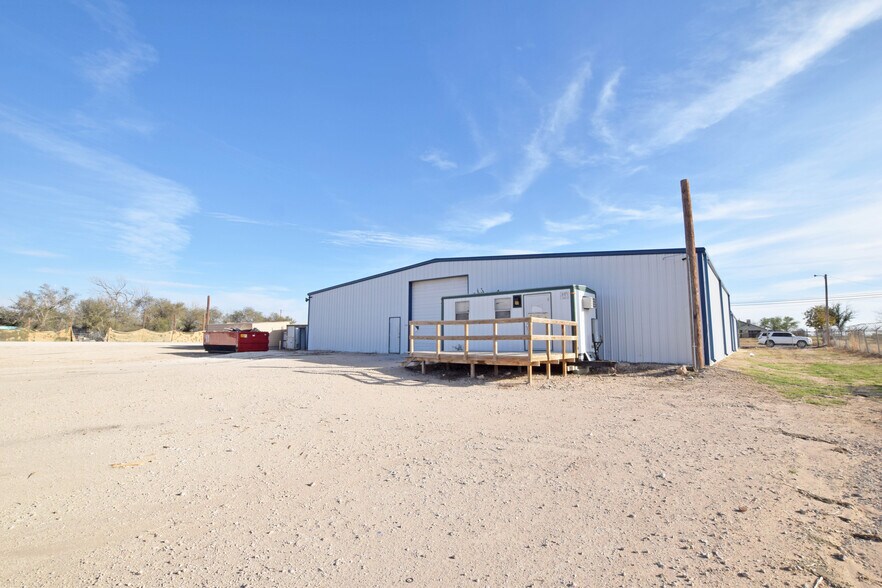 More Photos Of 305 E 57th St, Odessa Warehouse For Sale