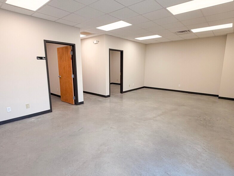 More Photos Of 4173 N 20th St, Ozark Warehouse For Lease