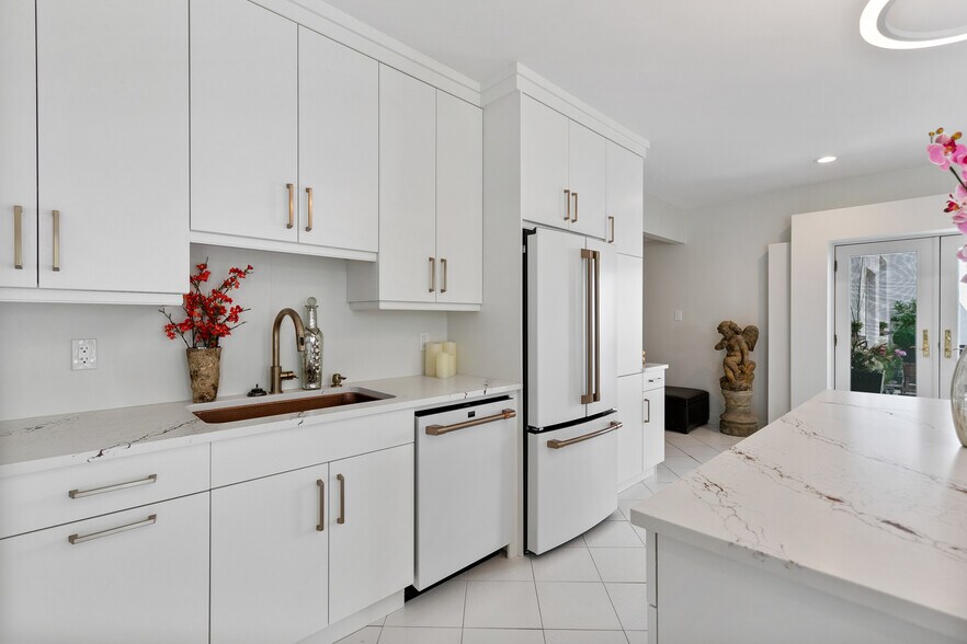 More Photos Of 839 Erie E, Windsor Restaurant For Sale