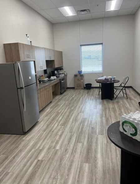 More Photos Of 6800 S Interstate Highway 45, Wilmer Showroom For Lease