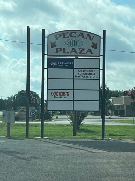 More Photos Of 2000 W San Antonio St, Lockhart Unknown For Lease